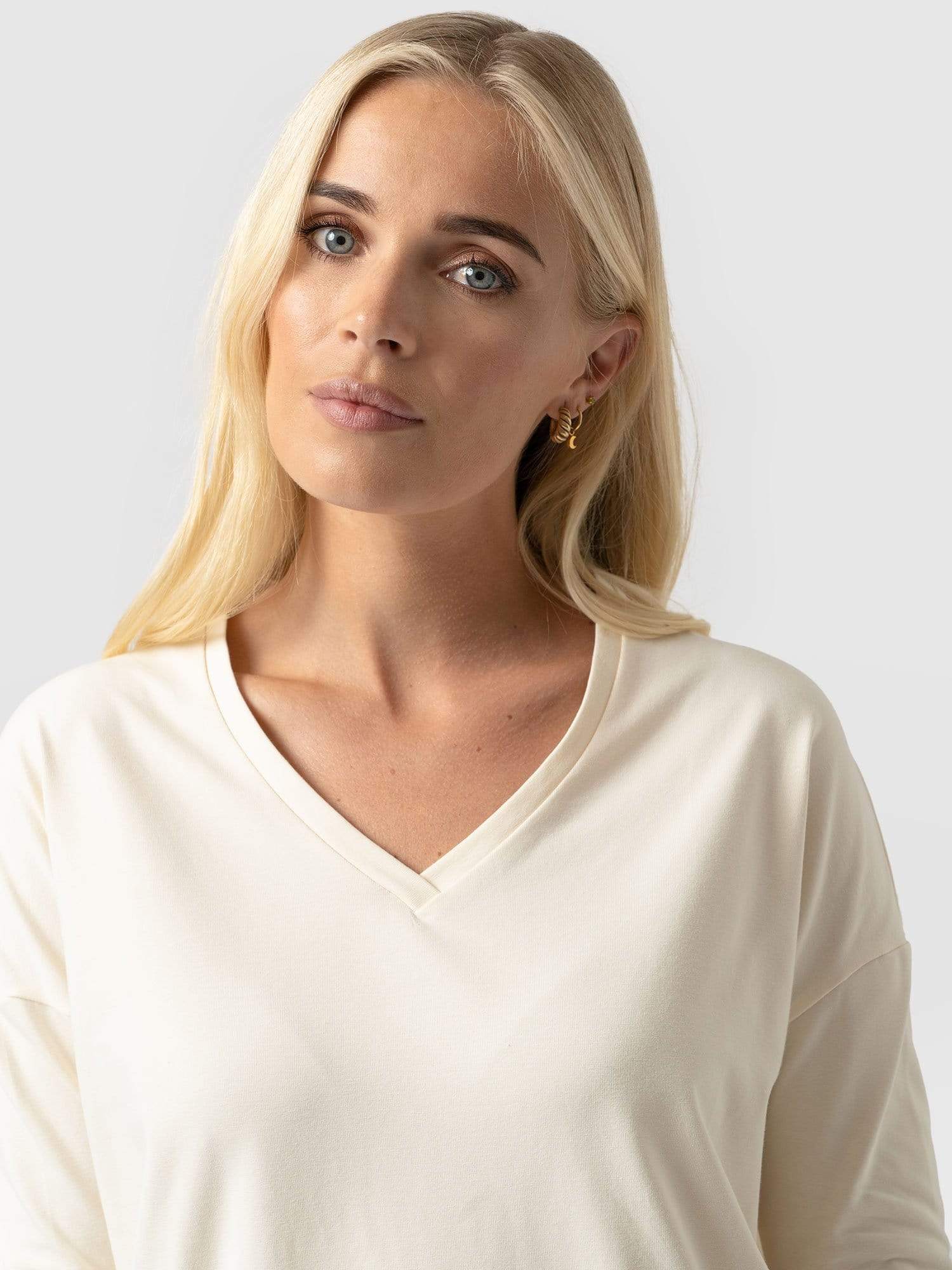 V-Neck Tee Cream - Women's T-Shirts | Saint + Sofia® EU